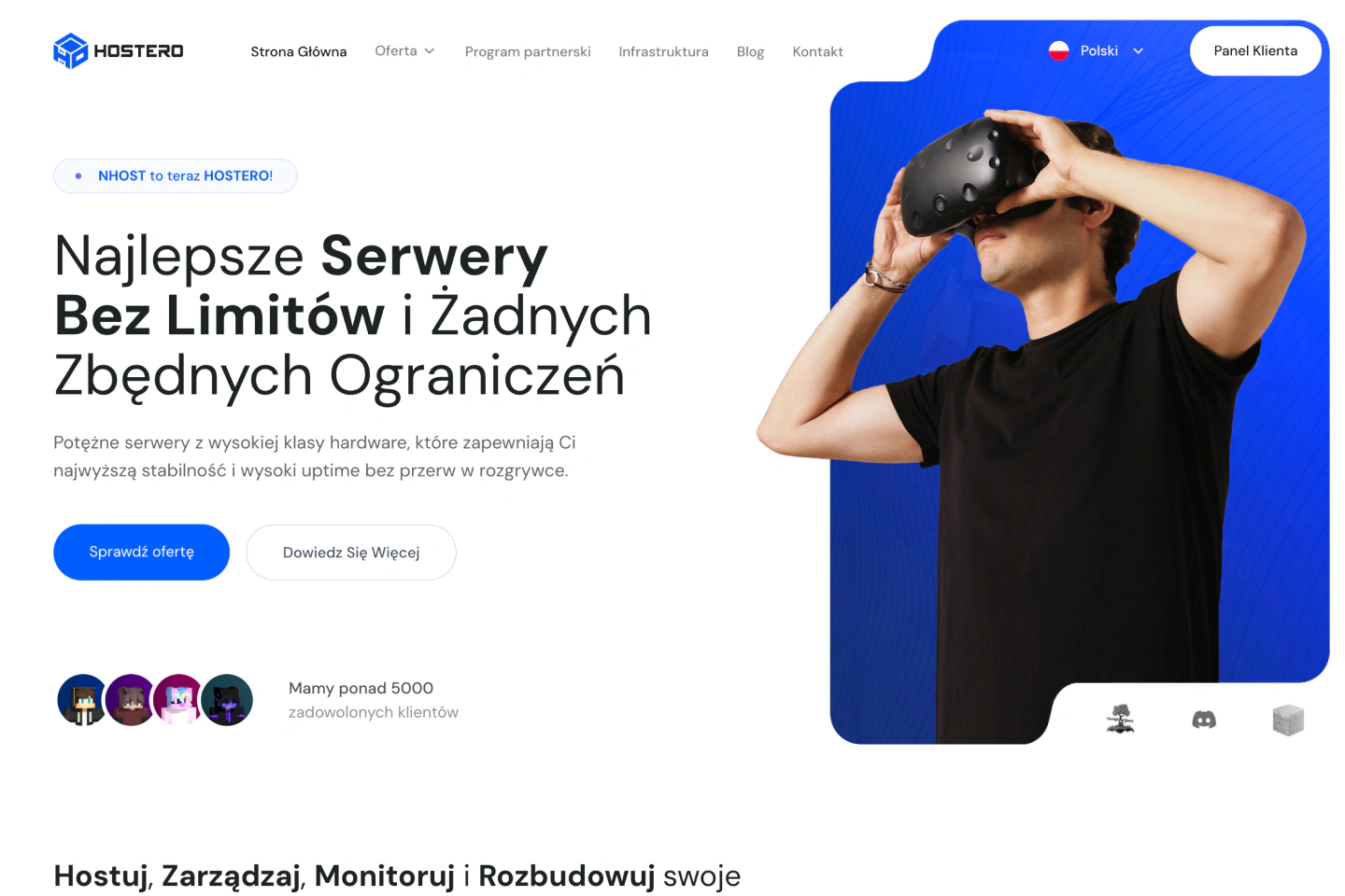 Strona główna Hostero z niebieskim akcentem, nagłówkiem i fotografią gracza w goglach VR